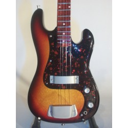 Guitare miniature basse Fender precision sunburst gros plan de face