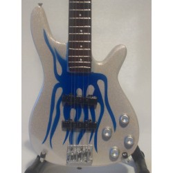 Guitare miniature basse « blue flame » Robert Trujillo Metallica gros plan de face