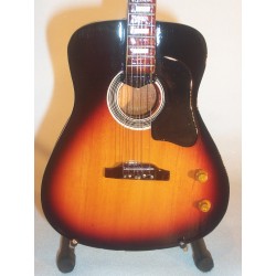 Guitare miniature acoustique Gibson sunburst John Lennon Beatles gros plan de face