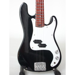 Guitare miniature basse Precision noire de Phil Lynott - Thin Lizzy gros plan de face