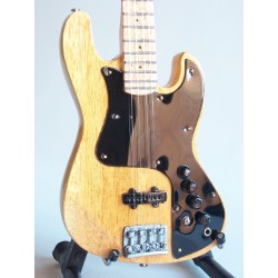 Guitare basse miniature Fender Marcus Miller Jazz Bass gros plan de côté