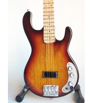 Guitare miniature basse Stingray de Cliff Williams – AC-DC gros plan de face