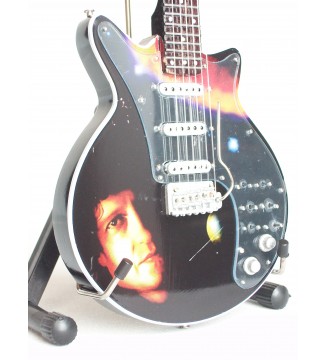 Guitare miniature Brian May Queen gros plan vue de côté