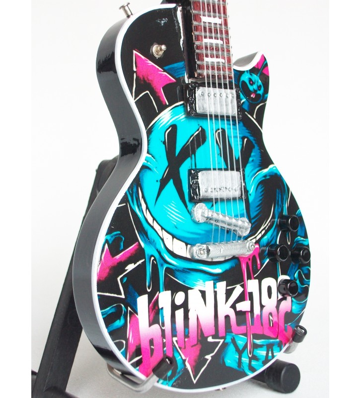 Guitare miniature Blink 182 gros plan de côté