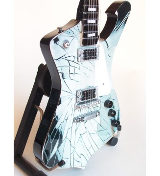 Guitare miniature style cracked mirror – Paul Stanley – KISS gros plan vue de gauche