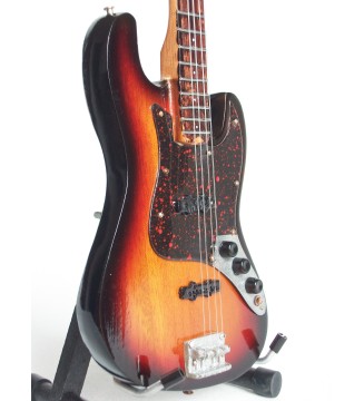Guitare miniature basse Fender Jazz bass Jaco Pastorius gros plan vue de côté gauche