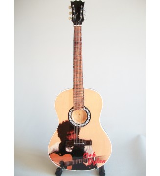 Guitare miniature classique Bob Dylan et sa guitare vue globale de face