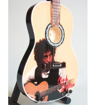 Guitare miniature classique Bob Dylan et sa guitare gros plan de côté