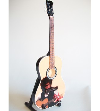 Guitare miniature classique Bob Dylan et sa guitare vue globale de côté