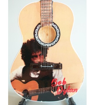 Guitare miniature classique Bob Dylan et sa guitare gros plan de face