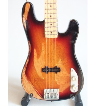Guitare basse miniature relic Fender Sting Precision bass The Police gros plan de face
