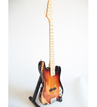 Guitare basse miniature relic Fender Sting Precision bass The Police vue générale de côté
