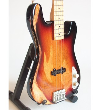 Guitare basse miniature relic Fender Sting Precision bass The Police gros plan de côté