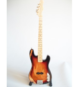 Guitare basse miniature relic Fender Sting Precision bass The Police vue générale de face