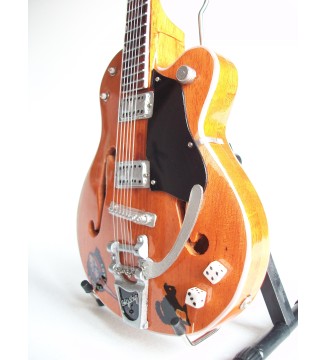 Guitare miniature relic custom shop Brian Setzer gros plan vue de gauche