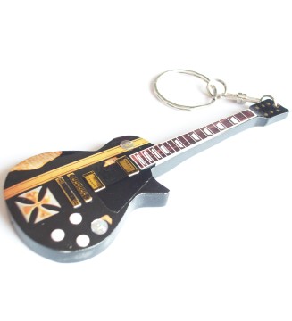 Porte clef en bois en forme guitare ESP Iron cross de james hetfield de metallica vue de côté