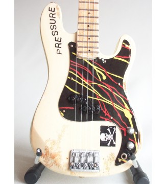Guitare miniature basse P bass de Paul Simonon The Clash gros plan de face