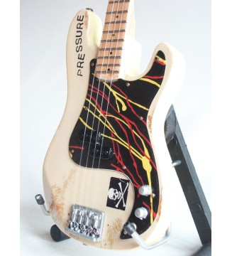 Guitare miniature basse P bass de Paul Simonon The Clash gros plan de gauche