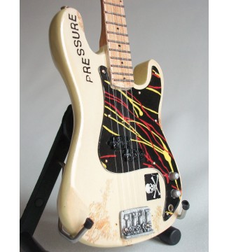 Guitare miniature basse P bass de Paul Simonon The Clash gros plan de droite