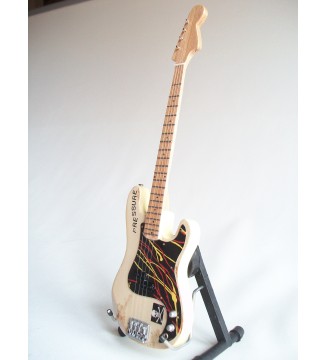 Guitare miniature basse P bass de Paul Simonon The Clash vue generale de gauche