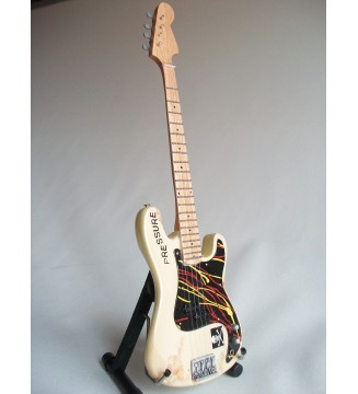 Guitare miniature basse P bass de Paul Simonon The Clash vue generale de droite
