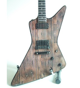 Guitare miniature Explorer carl de James Hetfield de Metallica gros plan vue de face
