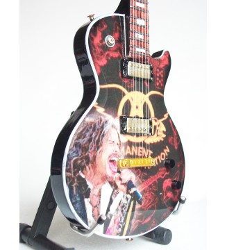 Guitare miniature Aerosmith et Steven Tyler vue de droite en gros plan