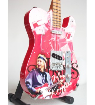 Guitare miniature Telecaster Mark Knopfler Dire Straits vue de droite en gros plan