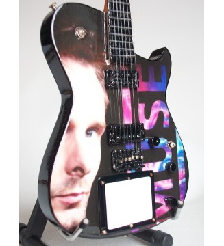 Guitare miniature Manson Matt Bellamy de Muse vue de droite en gros plan