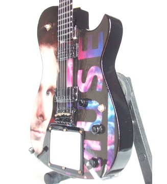 Guitare miniature Manson Matt Bellamy de Muse vue de gauche en gros plan