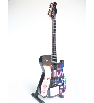 Guitare miniature Manson Matt Bellamy de Muse vue de droite en plan general