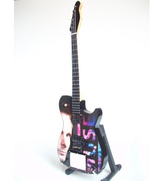 Guitare miniature Manson Matt Bellamy de Muse vue de gauche en plan general