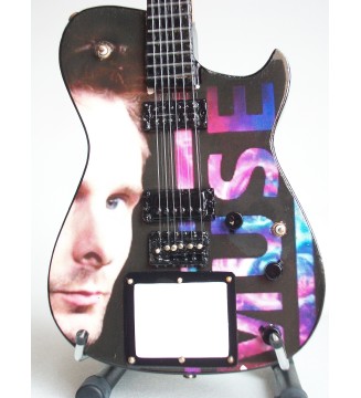 Guitare miniature Manson Matt Bellamy de Muse vue de face en gros plan