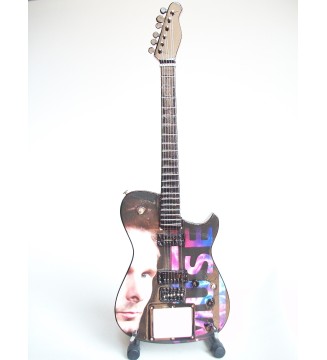 Guitare miniature Manson Matt Bellamy de Muse vue de face en plan general