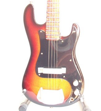 Guitare miniature basse Fender precision sunburst gros plan de face