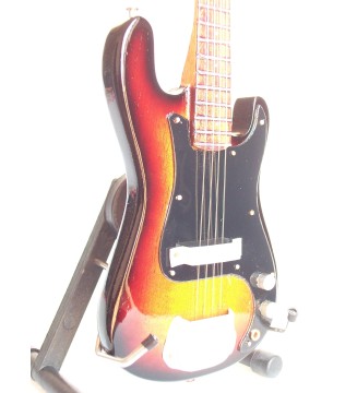 Guitare miniature basse Fender precision sunburst gros plan vue de droite