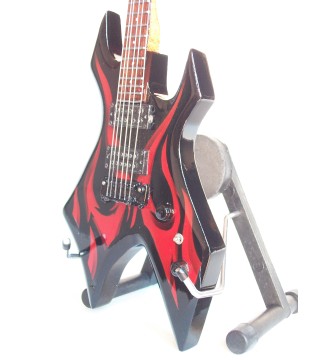 Guitare miniature BC Rich Wartribe Kerry King Slayer gros plan vue de gauche