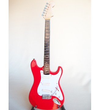 Guitare miniature Fender Stratocaster rouge Mark Knopfler Dire Straits plan général vue de face