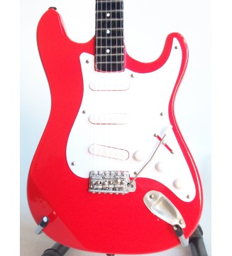 Guitare miniature Fender Stratocaster rouge Mark Knopfler Dire Straits gros plan vue de face