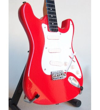 Guitare miniature Fender Stratocaster rouge Mark Knopfler Dire Straits gros plan vue de droite