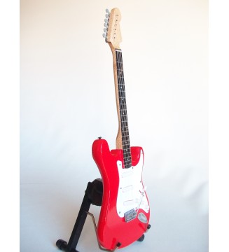 Guitare miniature Fender Stratocaster rouge Mark Knopfler Dire Straits plan général vue de droite