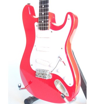 Guitare miniature Fender Stratocaster rouge Mark Knopfler Dire Straits gros plan vue de gauche