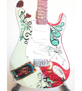 Guitare miniature Fender stratocaster Jimi Hendrix Monterey gros plan vue de face