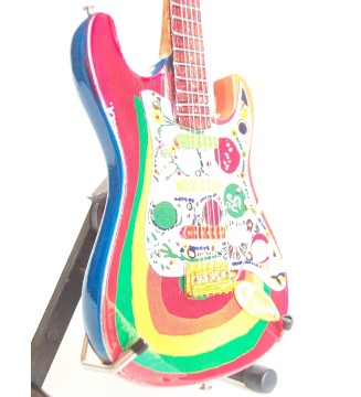 Guitare miniature Fender stratocaster Rocky Georges Harrison Beatles gros plan vue de droite
