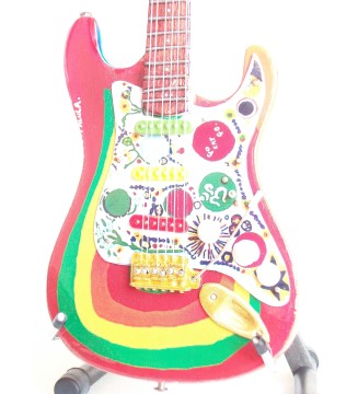 Guitare miniature Fender stratocaster Rocky Georges Harrison Beatles gros plan vue de face