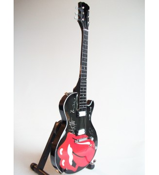 Guitare miniature hommage aux Rolling Stones plan general vue de gauche