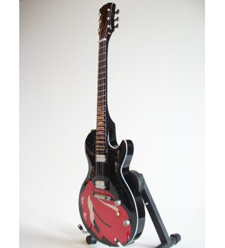 Guitare miniature hommage aux Rolling Stones plan general vue de droite