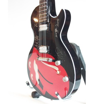 Guitare miniature hommage aux Rolling Stones gros plan vue de droite