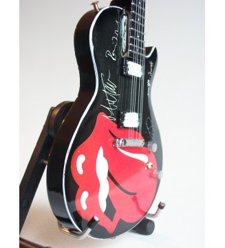 Guitare miniature hommage aux Rolling Stones gros plan vue de gauche