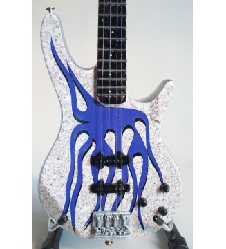 Guitare miniature basse « blue flame » Robert Trujillo Metallica gros plan de face